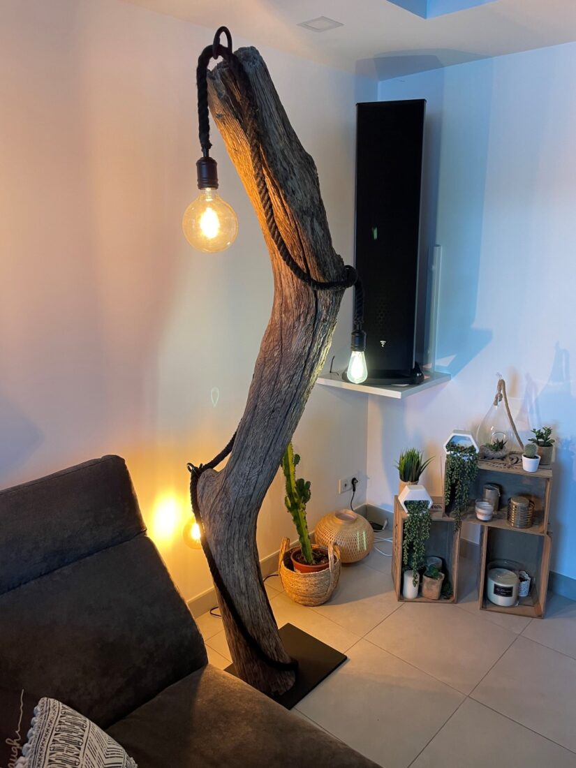 Lampadaire en bois flotté - 2 lampes - Table en Bois Brut
